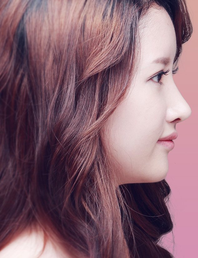 옆모습 여성 모델(긴 웨이브 머리, 오른쪽을 바라봄)