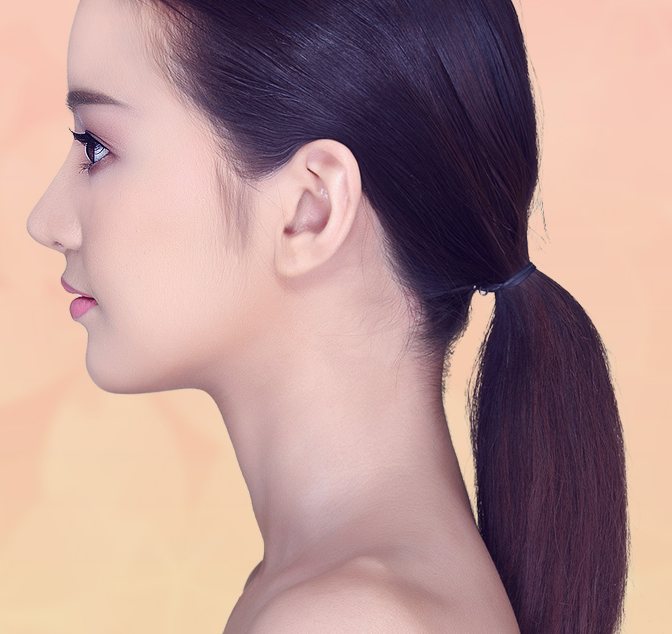 묶음머리 여성 모델 옆모습
