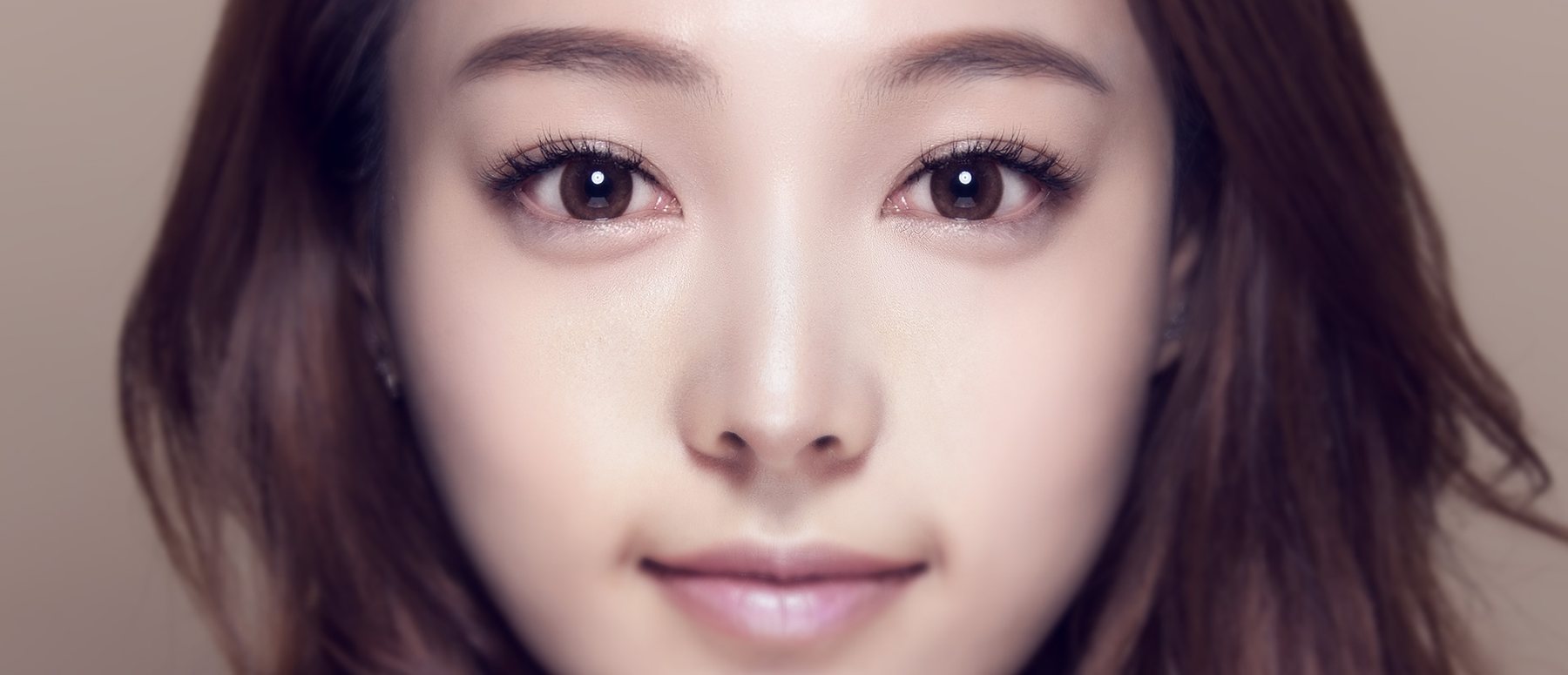 여성 모델 얼굴 정면 클로즈업(눈 강조), 글 없음