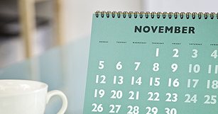 민트색 탁상 달력(NOVEMBER)과 찻잔(진료예약)